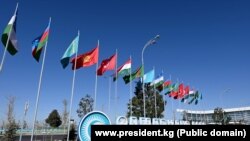 بیرق های برخی از کشور های منطقه که درکنفرانس سمرقند حضور یافته اند.