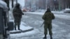 Цэнтар Луганску працягваюць блякаваць узброеныя людзі