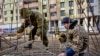 В Госдуму внесли закон, разрешающий врачам в России передавать МВД данные о лечившихся у них мигрантах без полисов