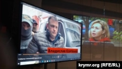 Фото утримуваного Росією журналіста Владислава Єсипенка на акції «Воєнні злочини проти журналістів не повинні залишатися безкарними», 1 листопада 2023 року