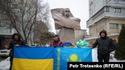 Люди собрались у памятника украинскому поэту Тарасу Шевченко в знак поддержки Украины в день второй годовщины войны. Алматы, 24 февраля 2024 г.