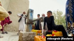 افغانستان کې د پاکو اوبو لپاره خلک سختۍ ګالي