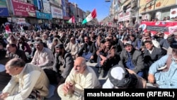 برخی از تحصن کننده گان در شهر چمن پاکستان که خواهان بازگشایی مسیر رفت و آمد به افغانستان هستند