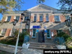 Здание, построенное в 1962 году, требует ремонта. В нём ведут приём врачи, тут же расположена почта, библиотека и кабинеты местных исполнительных органов. Село Пограничник, Павлодарская область, 22 сентября 2023 года