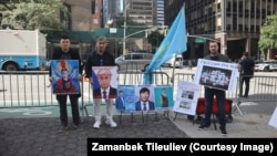 "Қазақстан оппозициясының үйлестіру кеңесінің" белсенділері Нью-Йорктегі БҰҰ штаб-пәтерінің жанында қарсылық акциясын өткізіп тұр. Сол жақтан екінші болып Барлық Меңдіғазиев тұр. 19 қыркүйек 2023 жыл.