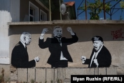 Графит на Џо Бајден, Анджеј Дуда и Доналд Трамп, август 2024 година