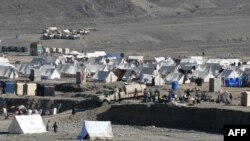کمپ موقت برای مهاجرین برگشت کننده از پاکستان که در شهرک سرحدی تورخم ایجاد شده است.