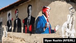 Мурал на американски претседатели кои биле убиени. Тој е дел од фестивалот на уметност во село Старо Железаре кој е посветен на 75-годишнината од создавањето на НАТО
