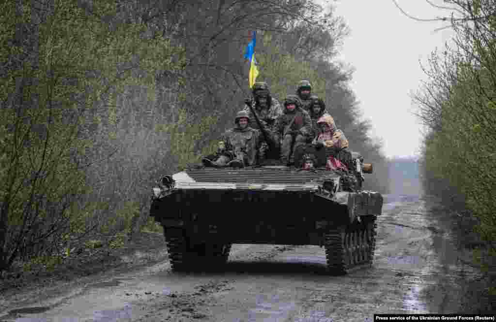 Украинские военные на бронетехнике на востоке Украины, 19 апреля. Министр иностранных дел России Сергей Лавров, по-видимому, подтвердил возобновление наступления. 19 апреля он заявил, что «сейчас начинается следующая фаза операции». Кремль называет вторжение в Украину «спецоперацией»