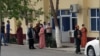 Жители отдаленных городов в лютую ночную стужу выстраиваются в очередь за хлебом в магазинах туркменбашинского хлебобулочного предприятия. (Иллюстративное фото)
