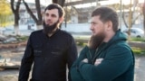 Рамазон Қодиров, раҳбари Чеченистон (рост) бо хоҳарзодааш Ёсин Закриев (рост)