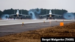 Посадка російських винищувачів Су-30М2 на злітно-посадкову смугу аеродрому «Бельбек» у Криму. Ілюстративне фото