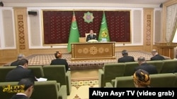 Türkmen prezidenti Serdar Berdimuhamedow mejlis gecirvqr. Arhiw suraty