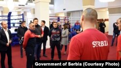 Alekszandar Vulin szerb belügyminiszter és Nenad Borovčanin, a Szerb Ökölvívó-szövetség elnöke a belgrádi vb kezdete előtt, 2021. október 22-én