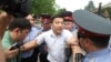 "Тезекпром" акциясына чыккандардын бири Мавлян Аскарбековду милиция кармап кетүүдө. Бишкек, 9-июнь, 2014.