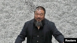 Ai Weiwei cu „Sunflower Seeds”, lucrarea sa expusă la Tate Modern Gallery, la London, în octombrie 2010