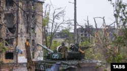 Військовослужбовці «народної міліції» «ДНР» у танку на одній із вулиць Маріуполя Донецької області, 14 травня 2022 року