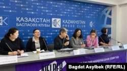 Әйелдер шеруін ұйымдастырушылардың бірі Жанар Секербаева (ортада) жиын кезінде митинг өткізу туралы өтініштеріне байланысты билік өкіліне хабарласып жатыр. 25 қаңтар 2022 жыл.