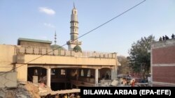 مسجدی در پشاور که روز دوشنبه در داخل آن حین ادای نماز ظهر حمله انتحاری رخ داد