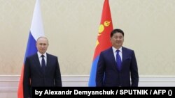 Владимир Путин и Ухнаагийн Хурэлсух на саммите Шанхайской организации сотрудничества в сентябре 2022 года