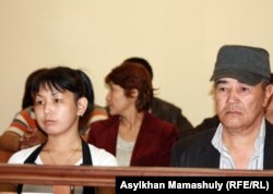 Асем Кенжебаева на суде по делу о смерти ее отца Базарбая Кенжебаева. Актау, 25 апреля 2014 года.