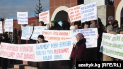 Geçen ýylyň ahyrynda Gyrgyzystanyň mugallymlary iş haklarynynyň galdyrylmagyny talap edip, närazylyk aksiýalaryna çykypdylar. 