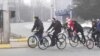 Велосипедчен Аяз аталар белек таратышты