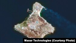 Остров Змеиный, фото со спутника (30 июня)
