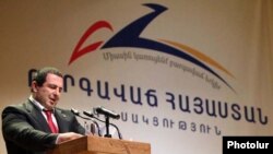 Գագիկ Ծառուկյանը ելույթ է ունենում «Բարգավաճ Հայաստան» կուսակցության համագումարում, արխիվ: