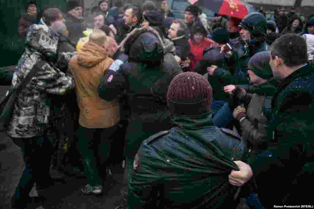 Адразу пасьля "вызваленьня" Сяргея Пальчэўскага, супрацоўнікі спэцназу паспрабавалі затрымаць актывіста і яго паплечнікаў. Неабыякавыя людзі заступіліся за абаранцаў, у выніку адбылася бойка. 