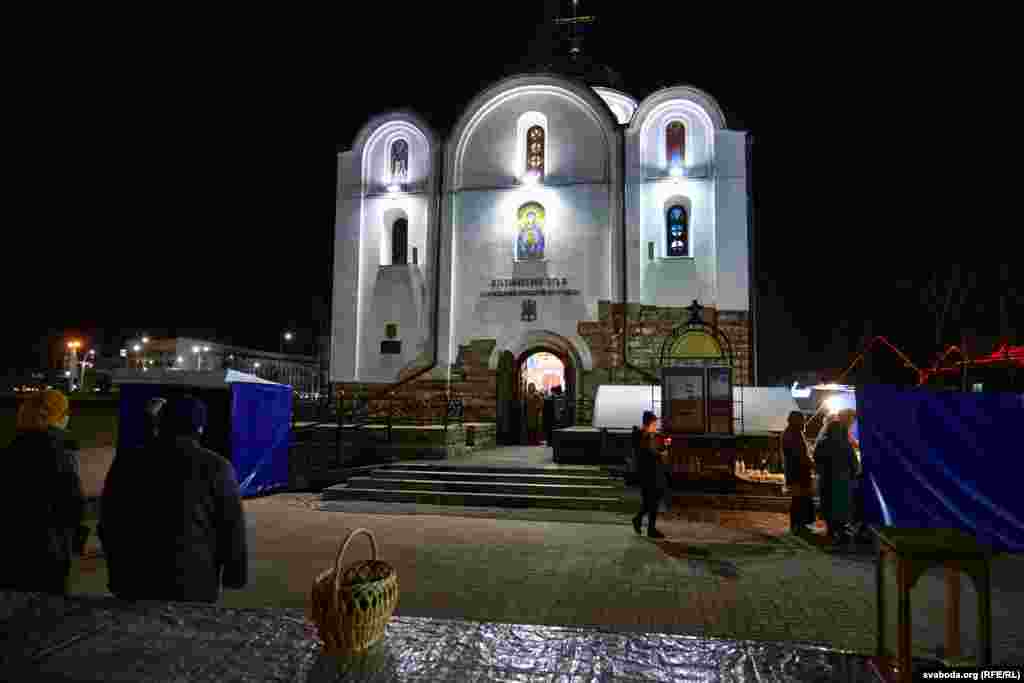 Велікодная служба ў найстаражытнейшай царкве Віцебска Дабравешчанскай. Ноч была ціхай, частка вернікаў падчас набажэнства стаяла на вуліцы.
