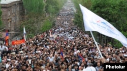 Armenia - Supporters of the Prosperous Armenia Party attend an election campaign rally in Yerevan, 3May2012.