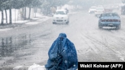 یوه بېوزلې سوالګره مېرمن د کابل په سخت ژمي کې (آرشیف)