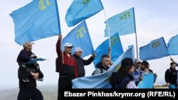 Кримськотатарська молодь піднімається на гору Чатир-Даг, щоб вшанувати пам'ять предків, які загинули під час депортації. Крим, 16 травня 2021 року