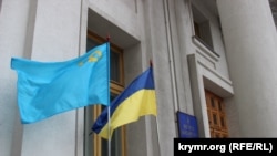Кримськотатарський та український прапори на будівлі МЗС України