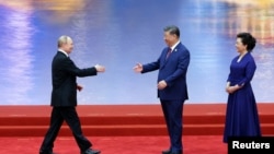 Гава Китая Си Цзиньпин и его супруга встречают Владимира Путина на саммите ШОС, Тяньцзин, 31 августа 2025 года