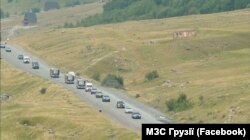 Колонна, которой везли украинцев с грузинской границы