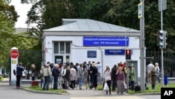 Jurnaliști în fața spitalului unde a fost spitalizat opozantul rus
