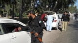 په کواټ کې پوليس د ګاډو تالاشي اخلي. پخواني انځور 