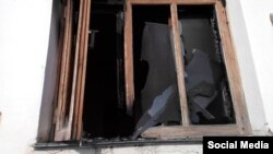 Окно мечети в селе Солнечная Долина после поджога.