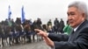 Феликс Кулов парламенттик шайлоо өнөктүгүндө өзү туулган Байтик айылында. 8-октябрь 2010-жыл. 