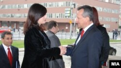  Kryeparlamentarja shqiptare Jozefina Topalli, dhe homologu i saj maqedonas, Trajko Veljanovski.