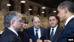 Թուրքիա - ԱՄՆ-ի նախագահը (աջից) հանդիպում է Հայաստանի, Թուրքիայի եւ Շվեյցարիայի արտգործնախարարների հետ Ստամբուլում, 6-ը ապրիլի, 2009 թ.