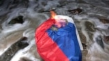 Кадр із відео спалення російського прапора на пляжі в Севастополі, 2 вересня 2025 року
