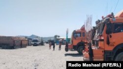 یوشمېر مال لېږدوونکي ګاډي له غلام خان بندر سره نېږدې ولاړ دي - انځور له ارشیفه. 