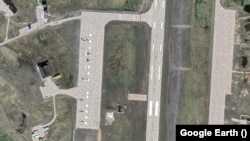 Супутникове зображення Google Earth за 2022 рік показує авіабазу Рогачово на російському архіпелазі Нова Земля, неподалік від ракетного полігону Паньково