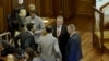 Nenad Rashiq nga pakica serbe shihet duke biseduar me deputetë të Partisë Demokratike të Kosovës në Kuvend.