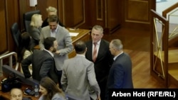 Poslanik kosovskih Srba Nenad Rašić razgovara sa poslanicima Demokratske partije Kosova uoči sednice kosovskog parlamenta, 28. avgusta 2025.
