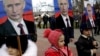 Окупований Крим. Діти тримають портрети президента Росії Володимира Путіна під час мітингу в Севастополі, 23 лютого 2016 року