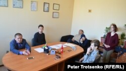 Руслан Мамутов со своими коллегами. Алматы, 2 августа 2018 года.